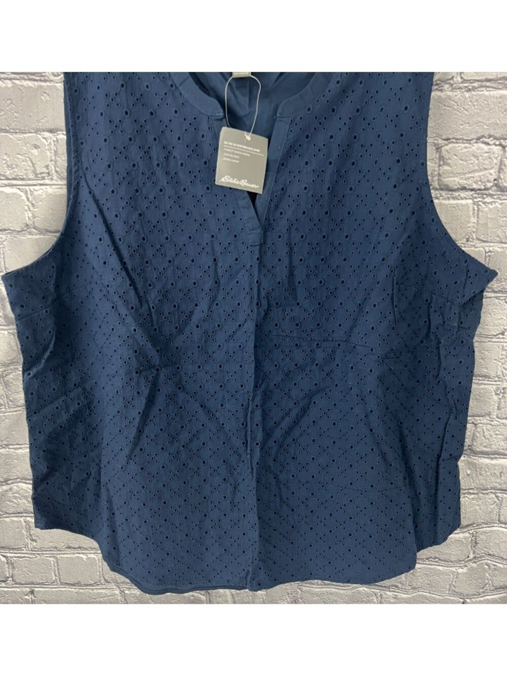 Eddie Bauer Women's 2XL On The Go Sleeveless  Top Blue Eyelet NWT - Picture 2 of 7
